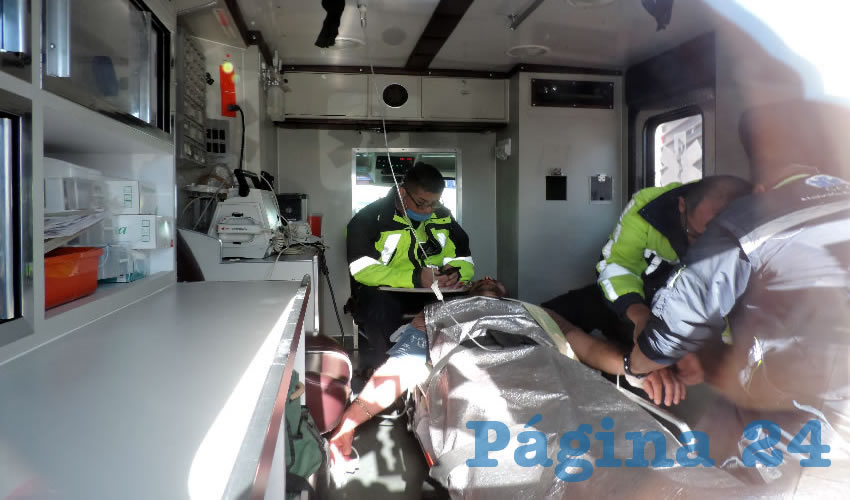 Param&eacute;dicos atienden a Juan Carlos G&oacute;mez Calvillo, que fue herido en la ingle derecha