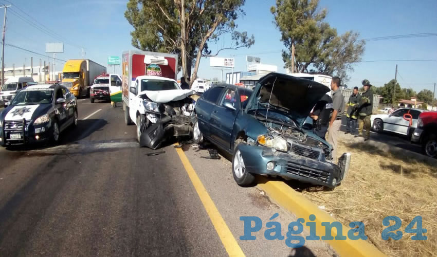 La camioneta Nissan embistió al Sentra, sufrieron golpes cuatro de sus tripulantes; un vehículo Golf también fue embestido