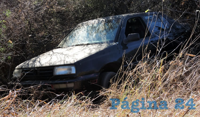 El autom&oacute;vil Volkswagen cay&oacute; en un barranco de cerca 10 metros de profundidad
