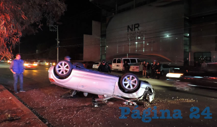 El Audi TT choc&oacute; y volc&oacute; sobre avenida Independencia