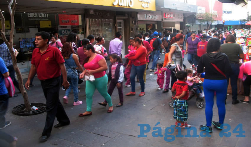 Calles como López Cotilla y Alcalde, o la Calzada Independencia en el centro tapatío lucían repletas de personas que caminaban con paquetes y bolsas en la mano, entraban y salían de las tiendas, aunque en muchos casos no con todo lo que pretendían/Fotos: Francisco Tapia 