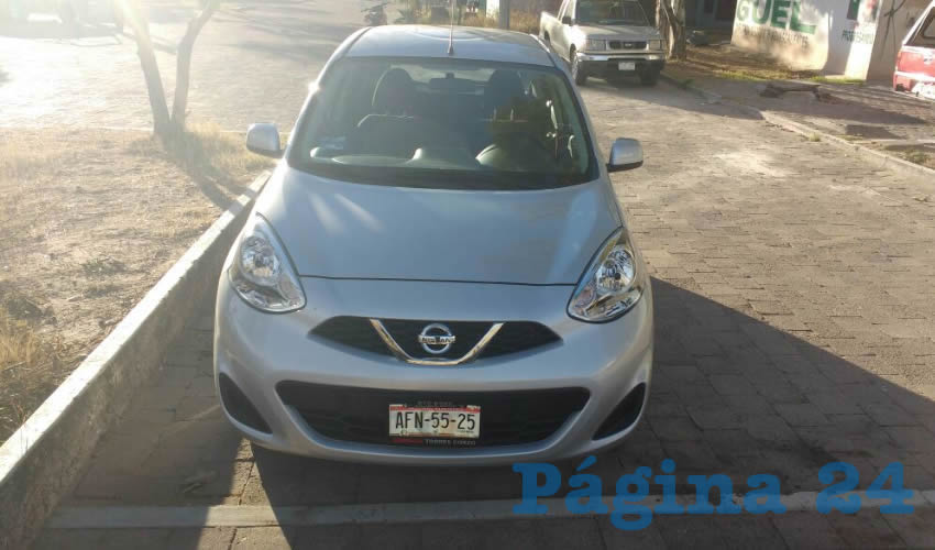 En este veh&iacute;culo Nissan March hab&iacute;an escapado los rateros