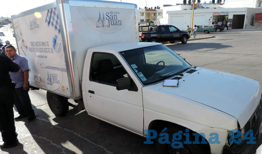 La v&iacute;ctima, Ricardo Ibarra Mart&iacute;nez, a la izquierda, junto a la camioneta de Huevo San Juan
