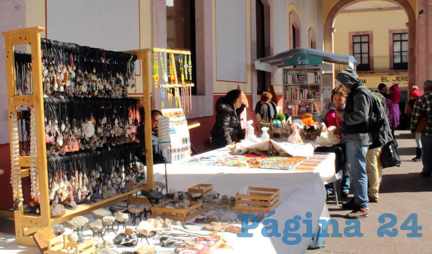 Los artesanos ofertan productos de arte huichol con gran variedad de pulseras, aretes y collares, además cintos y diferentes artículos de talabartería, joyería de plata de diversas técnicas (Foto: Rocío Castro)