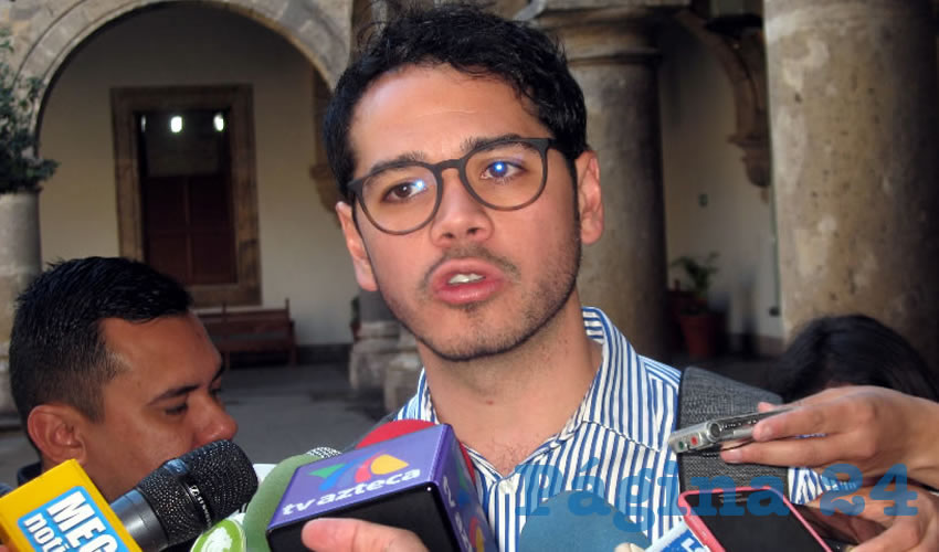 Una vez más, el diputado de MC Alejandro Hermosillo pidió al gobernador Aristóteles Sandoval que no apresure el procedimiento de establecimiento la tarifa; se dijo preocupado de que por ser periodo vacacional, “un día amanezcamos con una tarifa del camión distinta tomada a la ligera, apresurada”/Foto: Francisco Tapia 
