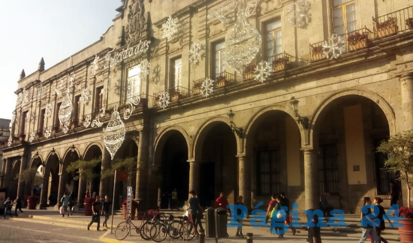 En el ayuntamiento tapatío le pusieron pocos adornos a la fachada, por lo que al parecer aquí sí se ahorraron unos pesos, no como en otros rubros del presupuesto/Fotos: Francisco Tapia