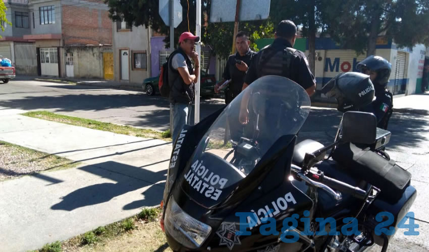 La v&iacute;ctima es auxiliada por polic&iacute;as estatales, minutos despu&eacute;s de cometido el atraco