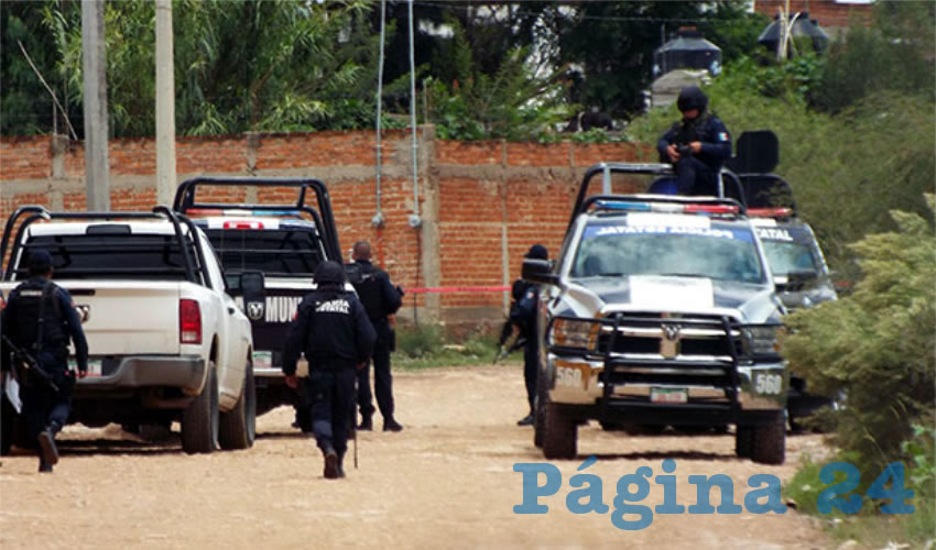 Policías realizando las labores correspondientes