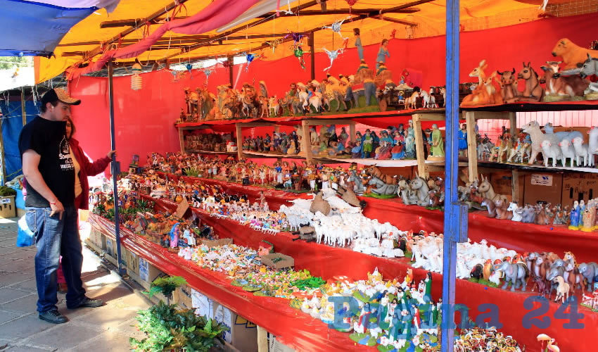 Comerciantes invitan a la ciudadanía en general a acudir al tianguis a hacer sus compras de última hora (Foto: Rocío Castro)