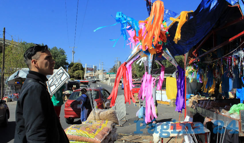 La piñata tiene forma de estrella con siete picos que representan los siete pecados capitales, gula, lujuria, soberbia, ira, pereza, avaricia y envidia (Foto: Rocío Castro Alvarado)