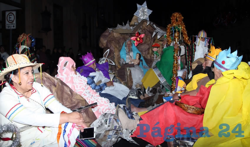 La Presidenta Honorífica del DIF Estatal Zacatecas, Cristina Rodríguez de Tello, y la directora general, Yadira Galván Sánchez, observaron el desfile, en compañía de sus hijos y cientos de personas