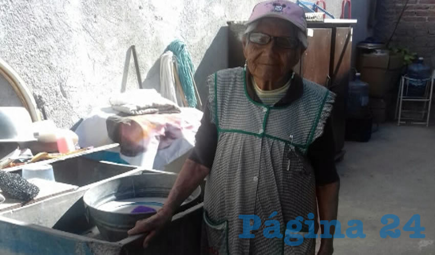 Mar&iacute;a de Jes&uacute;s V&aacute;zquez Mart&iacute;nez, de 86 a&ntilde;os, barre para ganarse la vida