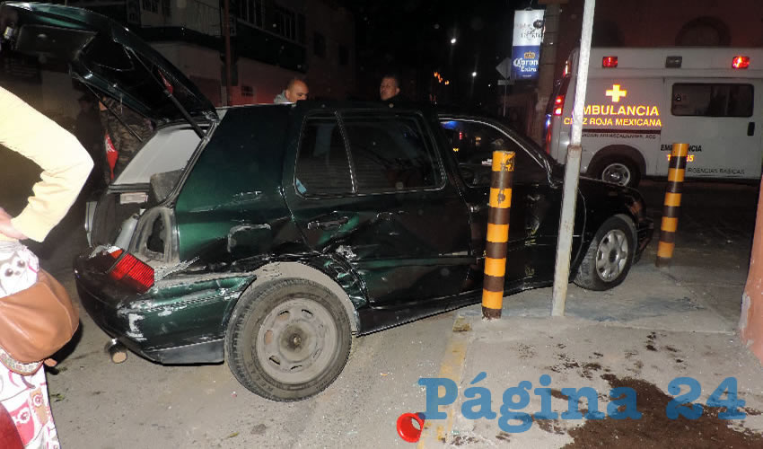 El automóvil Golf se estampó contra dos postes tras ser embestido por una camioneta