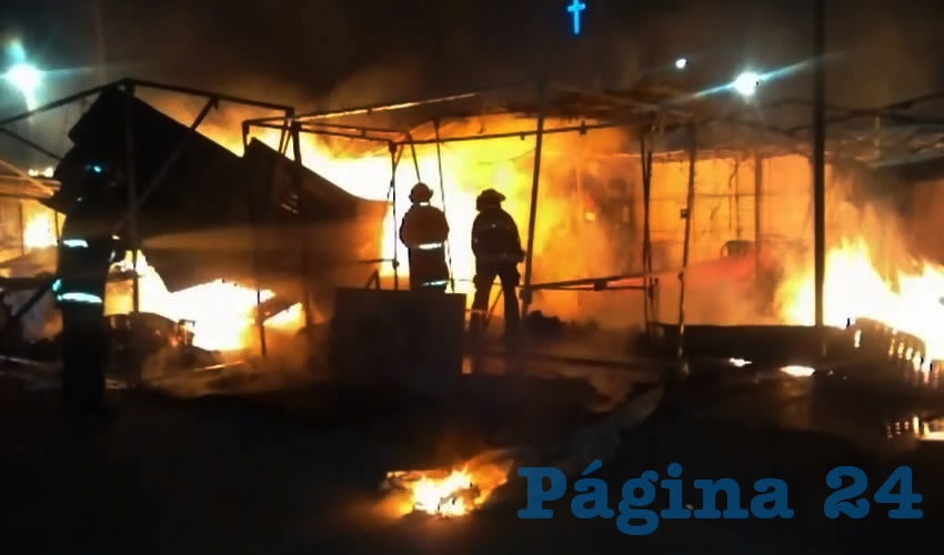 La madrugada de ayer el fuego consumió el tianguis instalado afuera del templo de San Felipe