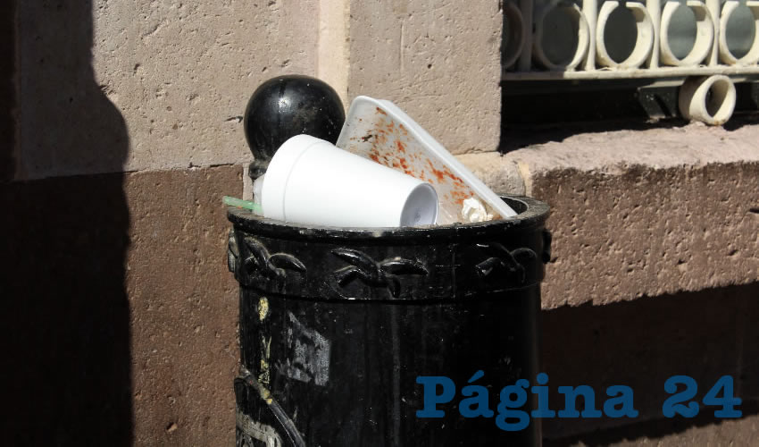 En basureras de la avenida Hidalgo que es la principal de la capital, así como en la calle Tacuba y Plaza Bicentenario fueron de las principales arterias viales donde estos espacios estaban al tope de basura (Foto Rocío Castro Alvarado)