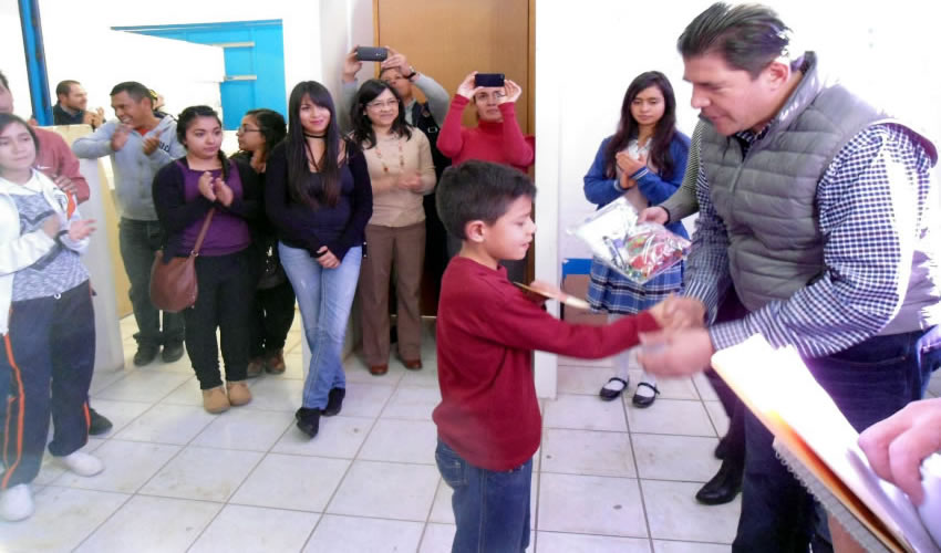 Trabajadoras y trabajadores se incorporan al sistema semiescolarizado para continuar sus estudios de nivel básico; el director general entregó 32 apoyos a sus hijas e hijos