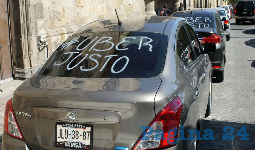 “Uber justo”, lo mismo que exigían choferes ante la autoridad es lo mismo que demandan los usuarios al servicio de la plataforma de transporte, pues en muchos casos sus tarifas resultan abusivas/Foto: Archivo Página 24