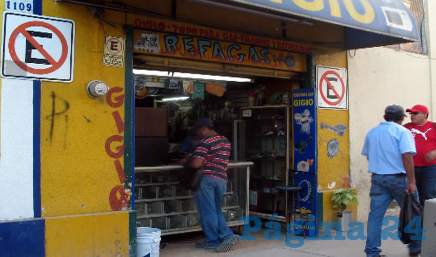 A pesar de que en los últimos días antes de Navidad aún había tapatíos que acudían a comprar presurosos, las ventas hasta el momento no han sido tan positivas, lamentaron comerciantes del primer cuadro tapatío/Foto: Francisco Tapia 