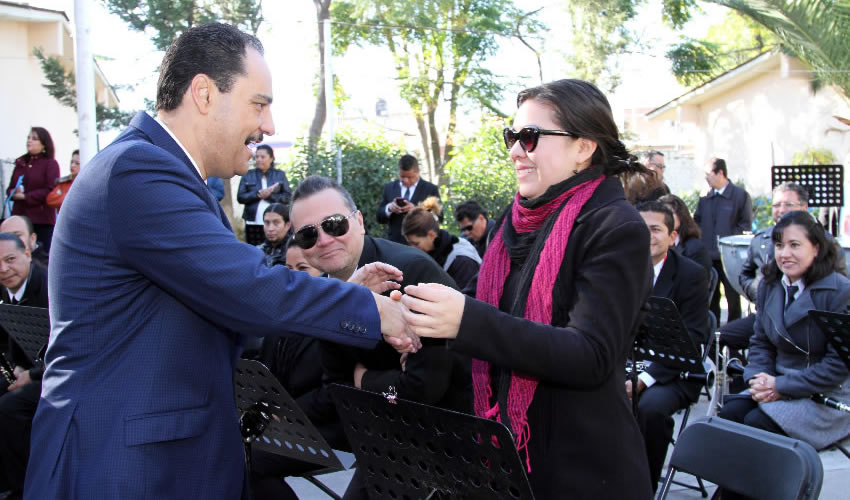 Al hacer entrega de uniformes a los integrantes de la Banda Sinf&oacute;nica Municipal el alcalde Juan Antonio Mart&iacute;n del Campo hizo un reconocimiento por su trabajo