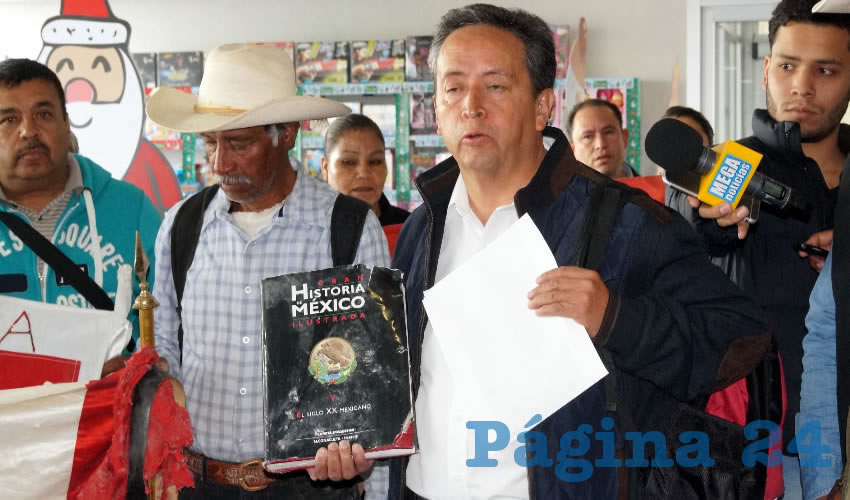 Efraín Arteaga Domínguez: “Esperemos que la historia no dé la razón que el gobernador negoció el impuesto ecológico por sacar a la gente de Salaverna, si es así se habla de una verdadera traición, que está decidiendo de los seres humanos como si fueran animales, como si se tratarán de esclavos” (Foto: Merari Martínez Castro)