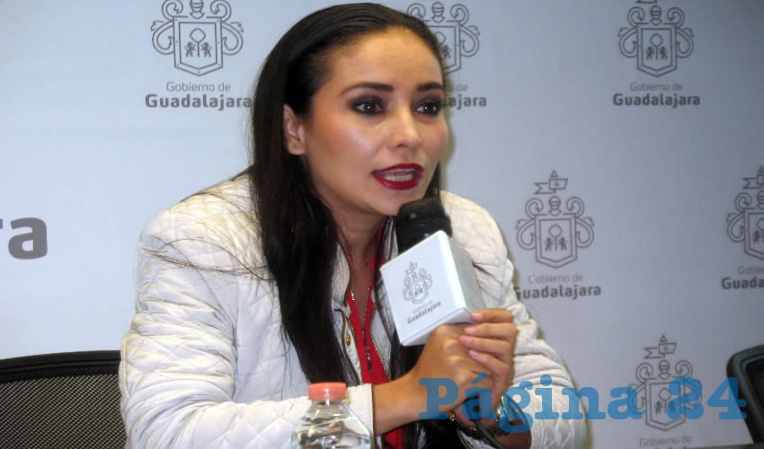 “Después de que se lleva a cabo la elección y que resulta ganador (de la concesión), esta misma empresa se desiste, a todas luces a prisa para poder ser beneficiada por esta licitación pública que es un jugoso, muy jugoso negocio de 213 millones de pesos anuales y que si hacemos la suma de los 15 años, estamos hablando de más de 3 mil 195 millones de pesos que se irán a las bolsas de los amigos de Enrique Alfaro”, denunció la regidora priísta/Fotos: Francisco Tapia 