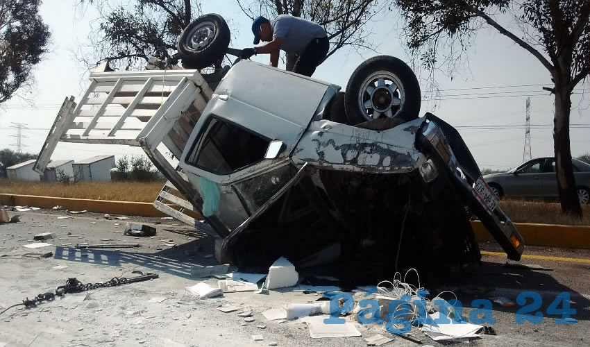 Un conductor y su sobrino se volcaron en la carretera federal 45 sur