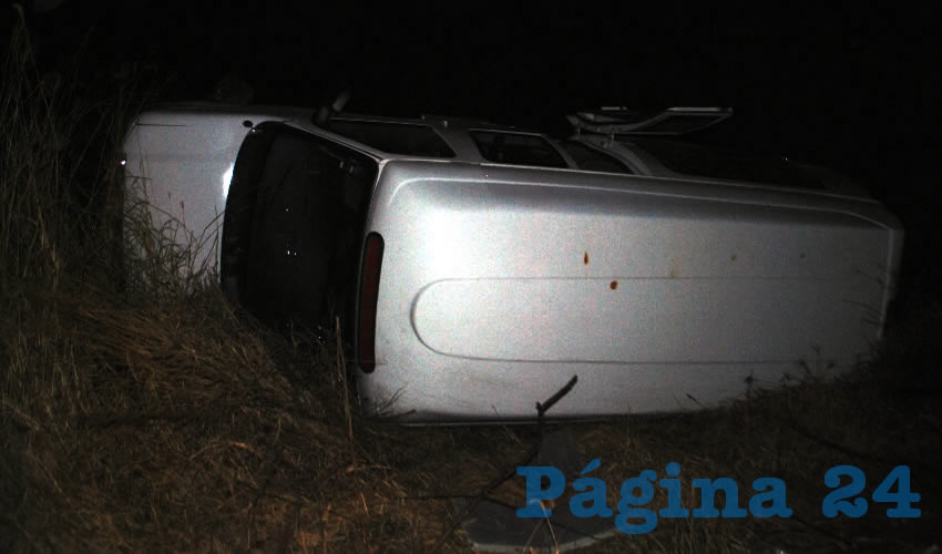 La camioneta cayó a un barranco de 15 metros de profundidad, aproximadamente