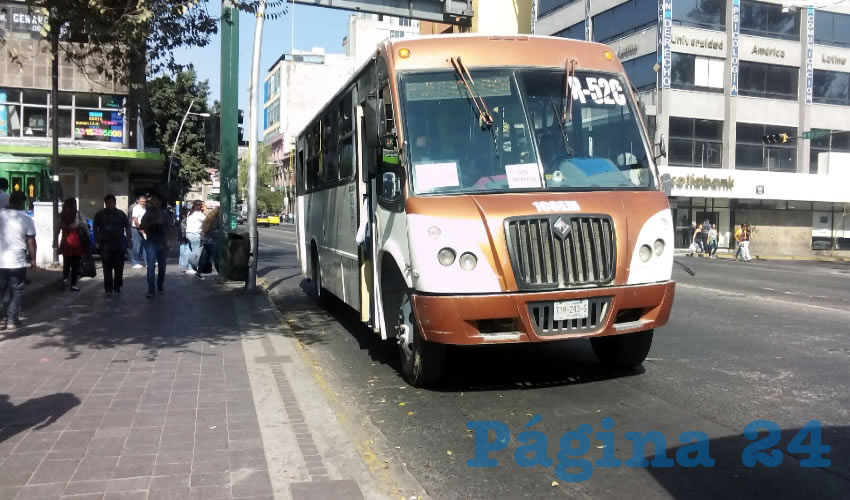 También los líderes del transporte público brincaron ante el incremento de las gasolinas el próximo año; amagaron con parar cientos de unidades porque el cobro de seis pesos, incluso de siete, será insuficiente para mantenerlas en las calles/Foto: Francisco Tapia 