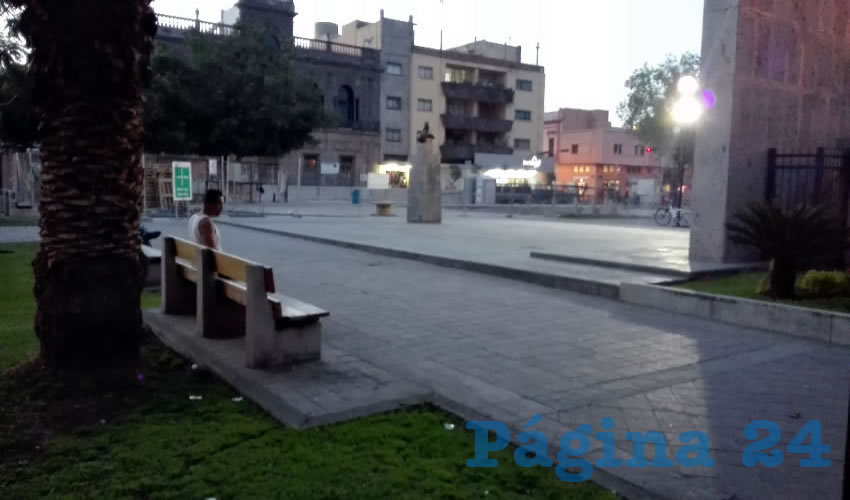 Sucio y olvidado, lleno de basura y desechos humanos se encuentra el Parque San José, cuyo único “encanto” es para los ladrones, quienes proliferan por la falta de alumbrado público y patrullaje/Fotos: Rafael Hernández Guízar
