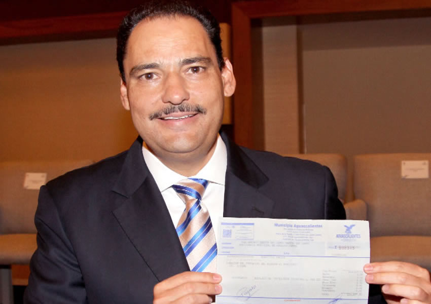 El alcalde Juan Antonio Mart&iacute;n del Campo devolvi&oacute; a las arcas del Gobierno Municipal 214 mil 500 pesos de su finiquito