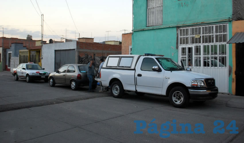 El ruletero Óscar Martínez Cervantes se hirió de muerte en el interior de su casa y luego subió a su taxi, donde fue encontrado por su hijo; falleció finalmente en el automóvil Chevrolet Chevy