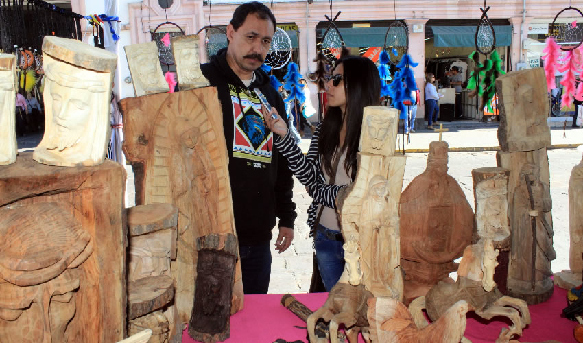 Nelson Rivas oferta a la ciudadanía diversos artículos y piezas tallados en madera a mano (Foto: Rocío Castro)
