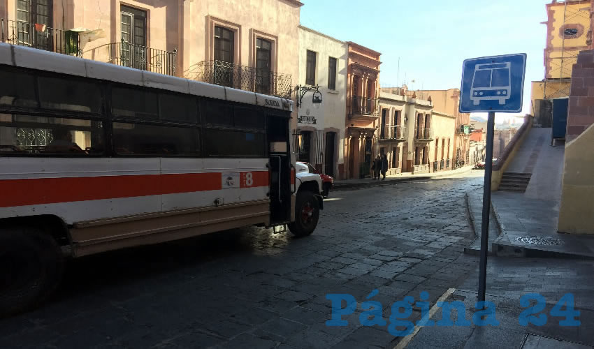 Viejos y destartalados los camiones urbanos , peros los ricos concesionarios pretenden cobrar $9.00 pesos por subir a sus ataúdes rodantes (Fotos: Cristo González)