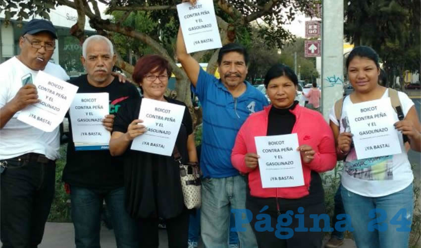 Con pancartas en mano, los ciudadanos mostraron su repudio al aumento de la gasolina