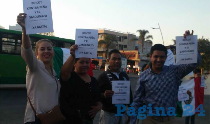 Algunos automovilistas que circulaban por la zona aceptaron que los manifestantes escribiesen sus consignas en sus vehículos