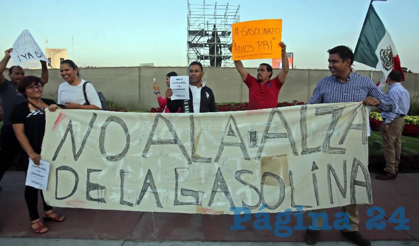 Los manifestantes se reunieron en la glorieta Minerva, donde gritaron sus consignas contra el presidente de la república y contra el PRI/Fotos: Francisco Tapia y Cuartoscuro