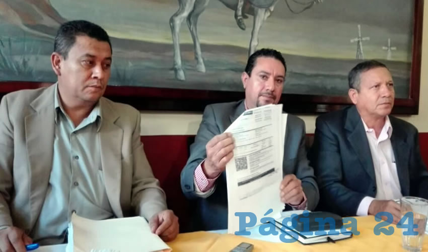Regidores del PAN y PRD, en compañía del síndico municipal, formaron una coalición para presentar la denuncia de malversación de fondos contra Laura Teresa Rico Moreno, encargada de Hacienda del municipio de Cocula/Foto: Francisco Andalón López