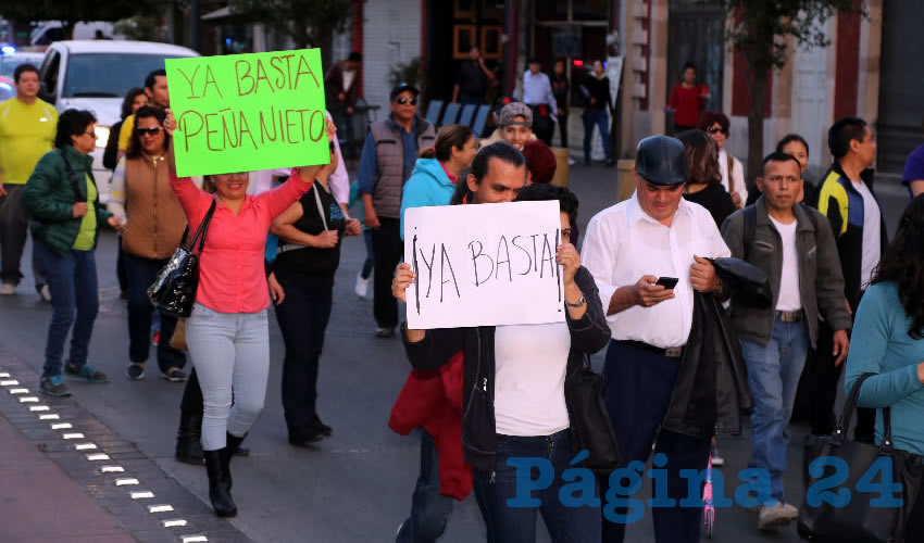 Se manifiestan ciudadanos contra el aumento a los combustibles (Fotos: Eddylberto Luévano Santillán)