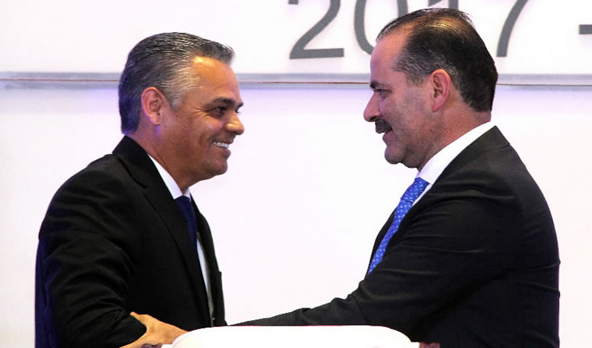 El gobernador con Noel Mata Atilano, alcalde de Jes&uacute;s Mar&iacute;a