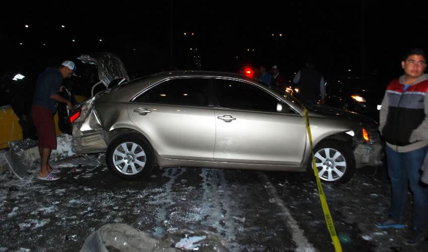 El Toyota Camry sufrió graves daños en su parte posterior