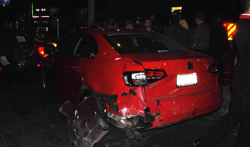 El carro Volkswagen Jetta habilitado como Uber, también presentó destrozos
