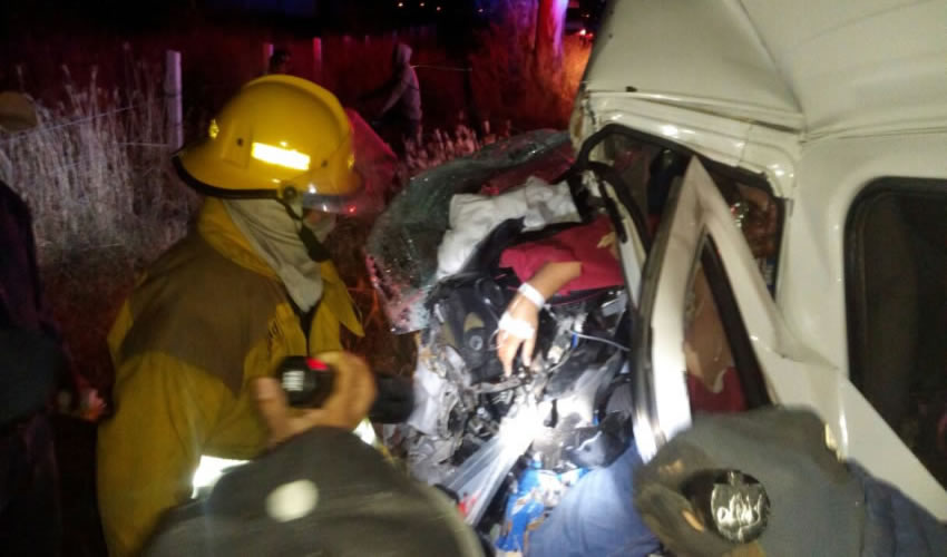 Bomberos rescatan al conductor de la Nissan Urvan