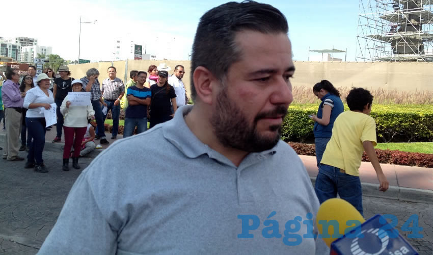 “Somos comerciantes y usamos a diario la gasolina, el transporte público también ya está anunciando un aumento, qué es lo que va a pasar con la ciudadanía, ya estamos hartos, nosotros no tenemos medio millón de pesos de bono, esa es la situación”, tronó el activista Jorge Carlos Ruiz, uno de los impulsores de la manifestación 
