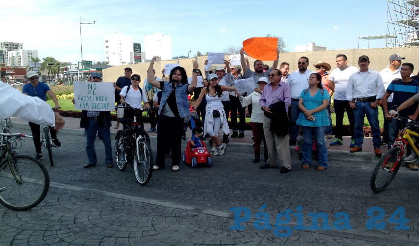Decenas de personas se reunieron en la glorieta Minerma para expresar su repudio a las determinaciones del gobierno federal sobre el incremento de los precios de las gasolinas, en donde Guadalajara será la ciudad donde cueste más caro el litro de combustible en todo el país/Fotos: Rafael Hernández Guízar 