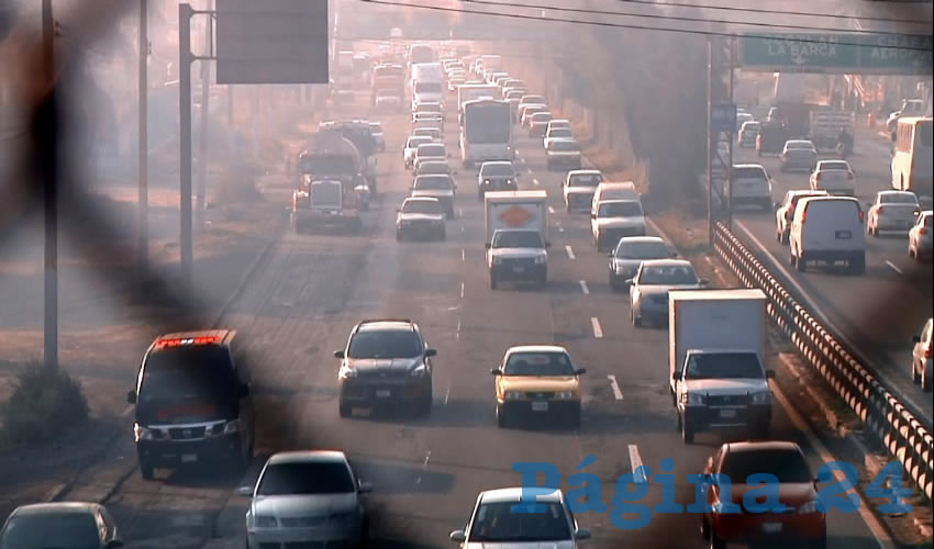 Apenas el pasado 10 de septiembre se concluyó con la repavimentación de la carretera a Chapala, de Periférico hasta el aeropuerto, con una inversión de 14 millones de pesos, pero ahora el tramo que pasa por El Tapatío requiere de una repavimentación urgente/Fotos: Francisco Andalón López 