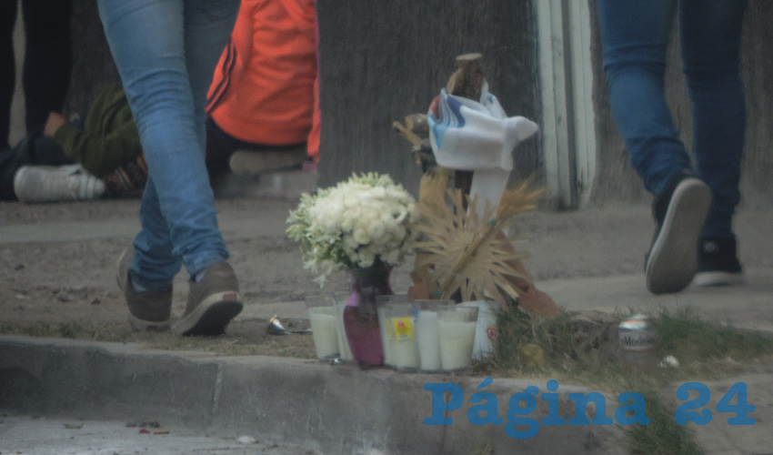 Familiares y vecinos colocaron una ofrenda en el sitio del crimen