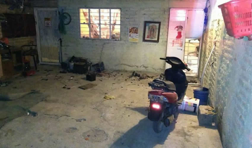 Hasta la cochera de esta vivienda arrib&oacute; el cuarteto para intentar llevarse a Miguel Rosales Berm&uacute;dez, quien fue baleado cuando escapaba