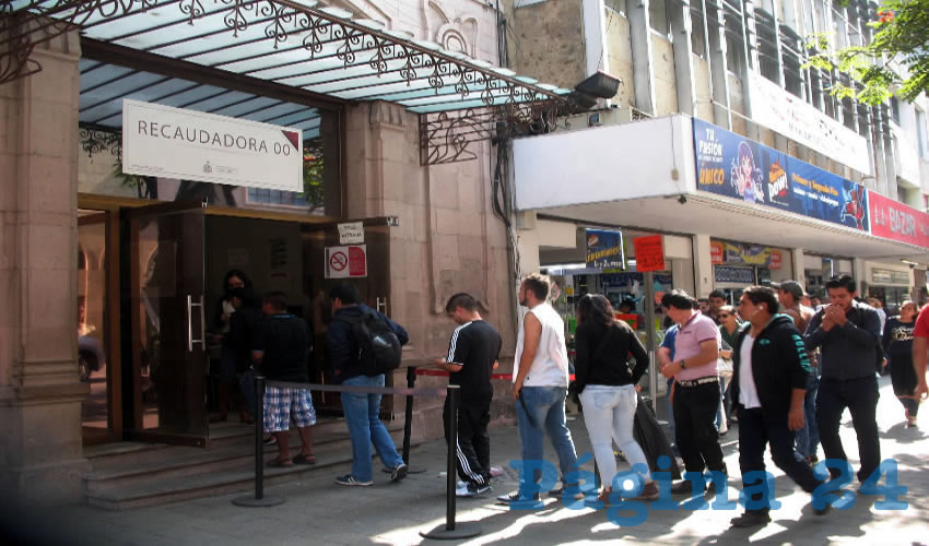 Se cuentan por miles los ciudadanos que acuden a las recaudadoras para hacer lo más pronto posible el pago del engorroso impuesto predial/Fotos: Francisco Tapia