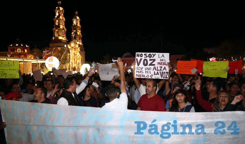 Durante el trayecto los manifestantes gritaron varias consignas como “si no te unes no te quejes”, “fuera Peña”, “país petrolero, el pueblo sin dinero”,