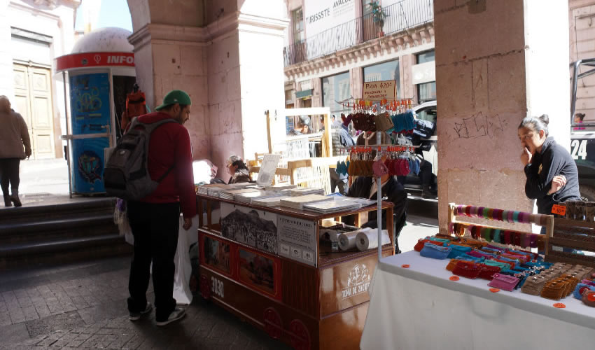 Estuvieron las últimas semanas de diciembre y hasta el próximo sábado 7 de enero en estos lugares se pueden encontrar distintos productos típicos de cada uno de los municipios zacatecanos, lo que son elaborados por manos artesanales (Foto: Merari Martínez Castro)